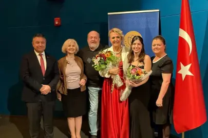 ANTALYALI SANATÇI NEW YORK’TA CUMHURİYET COŞKUSU YAŞATTI