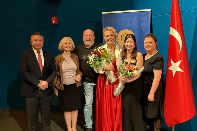 ANTALYALI SANATÇI NEW YORK’TA CUMHURİYET COŞKUSU YAŞATTI