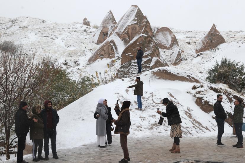 KAPADOKYA’DA MEVSİMİN İLK KARI MASALSI GÖRÜNTÜLER OLUŞTURDU