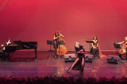 ANTALYA’DA TUTKUNUN DANSI SAHNEDE