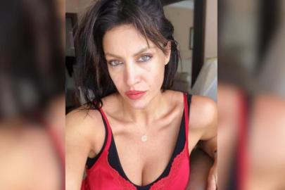 AŞK SAHNEDE, TUĞBA EKİNCİ GÖZLER ÖNÜNDE