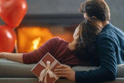 SEVGİLİLER GÜNÜNDE EVDE AŞK VAR