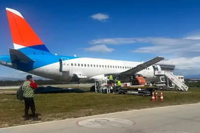 ALEV ALAN UÇAK PARÇALANIYOR