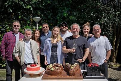 CEM YILMAZ YENİ FİLM EKİBİYLE DOĞUM GÜNÜNÜ KUTLADI