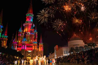 GÖKYÜZÜNDE 1000 DRONE İLE 23 NİSAN ŞÖLENİ