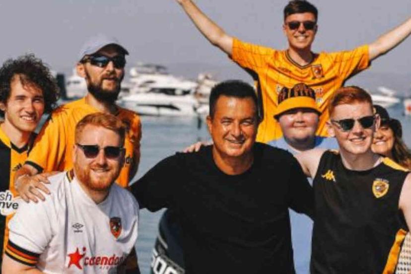 ACUN’DAN HULL CITY TARAFTARLARINA ANTALYA JESTİ
