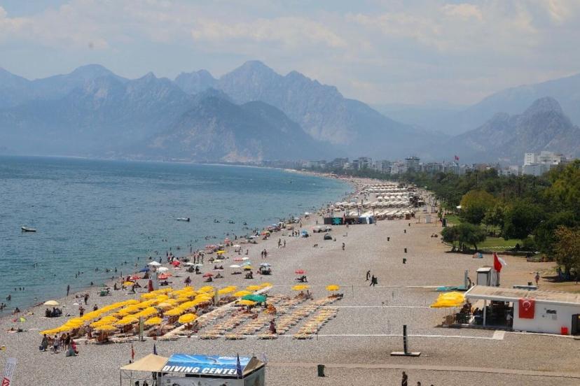 ANTALYA KAVRULUYOR: HİSSEDİLEN SICAKLIK 47 DERECEYE ÇIKTI