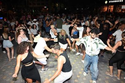 KEMER'DE LATİN RİTİMLERİYLE UNUTULMAZ YAZ GECESİ