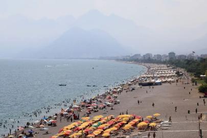 ANTALYA’DA GÖKYÜZÜ DEĞİŞTİ: NEM VE PUS KENTİ SARIP SARMALADI
