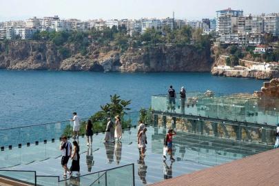 ANTALYA’DA  TURİSTLERİN YENİ GÖZDESİ HIDIRLIK KULESİ