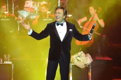 EROL EVGİN’DEN ANTALYA’DA MÜZİK ZİYAFETİ