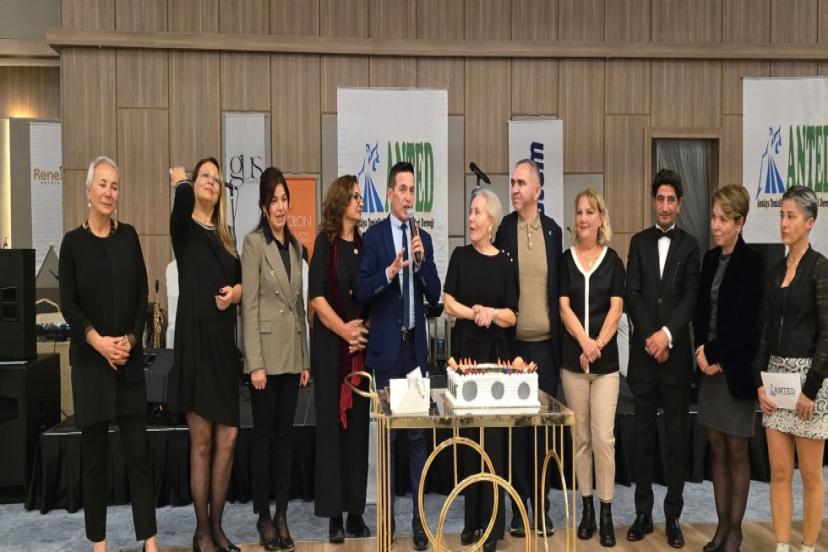 ANTED YIL SONU GALASINI RENAX OTELDE YAPTI