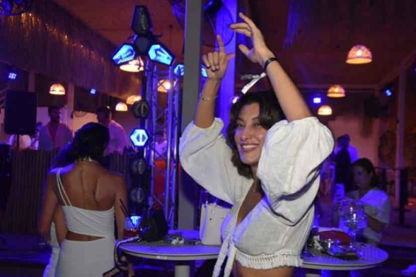 BLANCE BEACH’DE WHİTE PARTİ