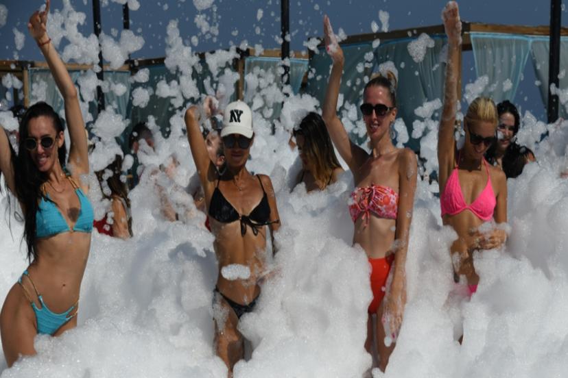 OBA BEACH’DE  DANS ŞOV